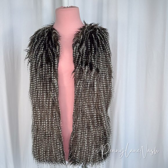 Rue21 Jackets & Blazers - Rue21 Faux Fur Hook Winter Vest